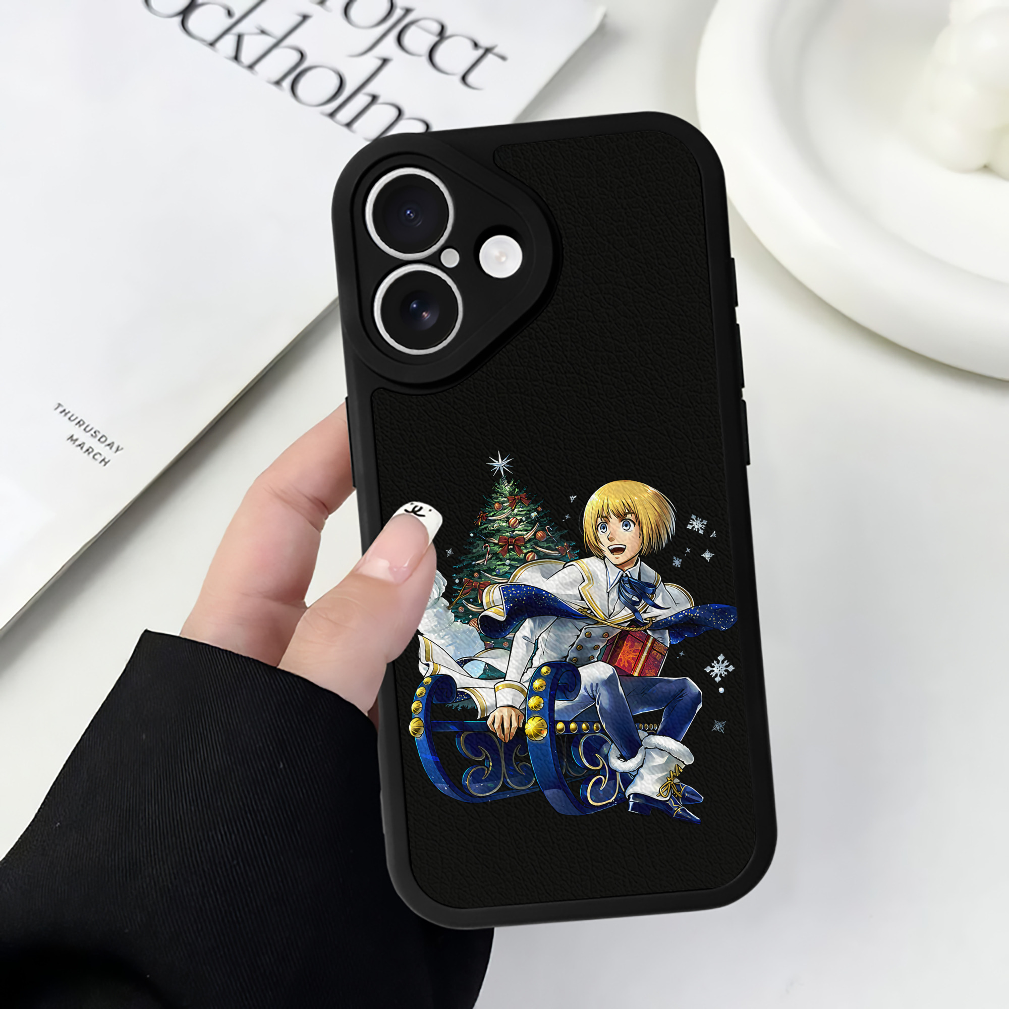 （画像用） 進撃の巨人 アルミン·アルレルト Attack on Titan Armin Arlert 【iPhone 16シリーズ対応】シリコンスマホケース（レザー調） 材質：シリコン